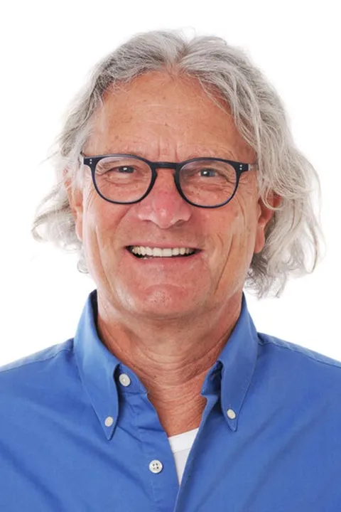 Martin B. ist ein männliches People Model mit blau-grauen Augen und grauen Haaren aus Stuttgart