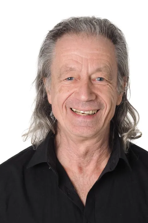 Rupert H. ist ein männliches Mainboard Model mit blauen Augen und grauen Haaren aus Stuttgart