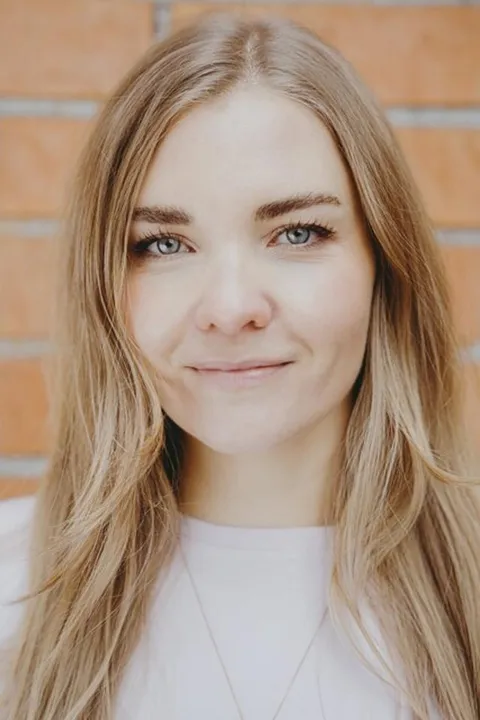 Jessica L. ist ein weibliches Actors Model mit blau-grünen Augen und blonden Haaren aus Stuttgart
