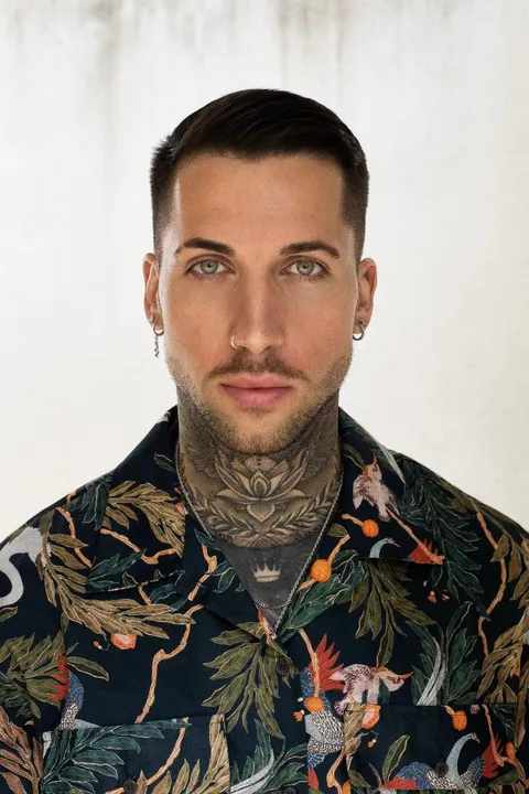 Silas  T. ist ein männliches People Model mit grünen Augen und braunen Haaren aus Stuttgart