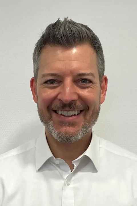 Sascha L. ist ein männliches People Model mit grünen Augen und gräulichen Haaren aus Stuttgart