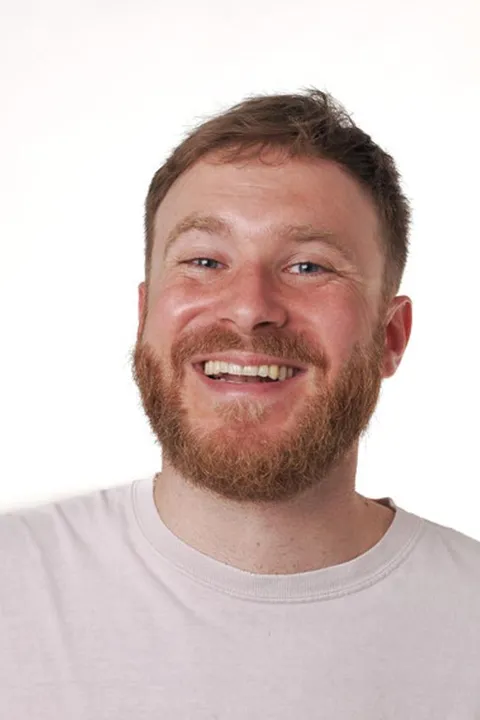 Dominik V. ist ein männliches People Model mit blau-grünen Augen und dunkelblonden Haaren aus Stuttgart