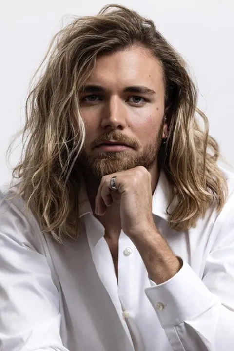 Dennis B. ist ein männliches Sport Model mit blau-grünen Augen und blonden Haaren aus Stuttgart