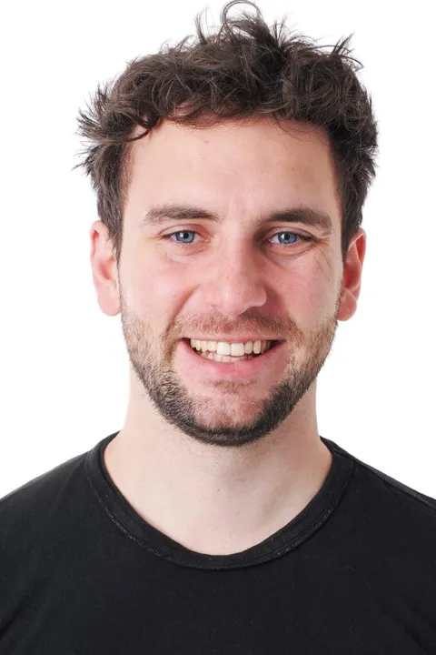 Jona M. ist ein männliches People Model mit blauen Augen und braunen Haaren aus Stuttgart