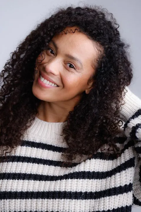 Mani T. ist ein weibliches People of Color Model mit braunen Augen und dunkelbraunen Haaren aus München