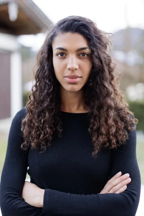 Nora T. ist ein weibliches People of Color Model mit braunen Augen und braunen Haaren aus Stuttgart