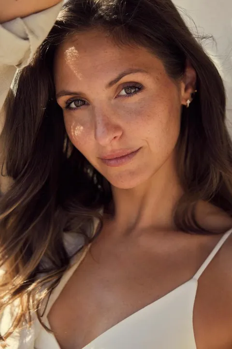 Chiara C. ist ein weibliches Commercials Model mit braunen Augen und  braun en Haaren aus Frankfurt