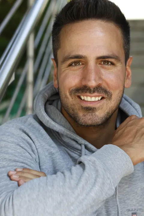 Dennis S. ist ein männliches Commercials Model mit braun-grünen Augen und braunen Haaren aus Stuttgart