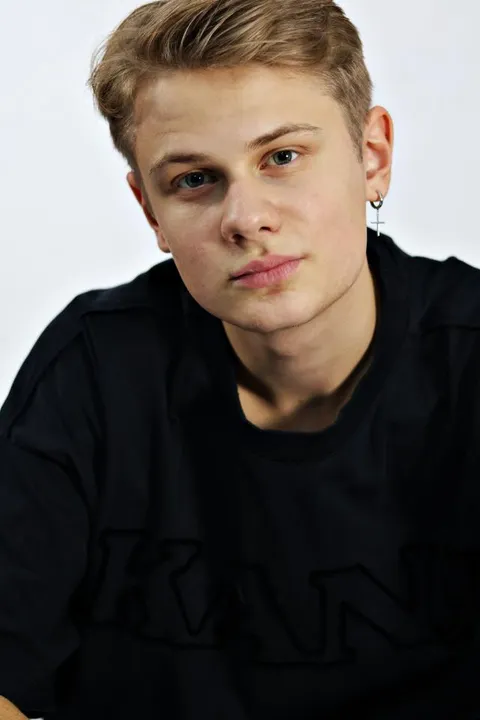 Ben B. ist ein männliches People Model mit blau-grauen Augen und dunkelblonden Haaren aus Stuttgart