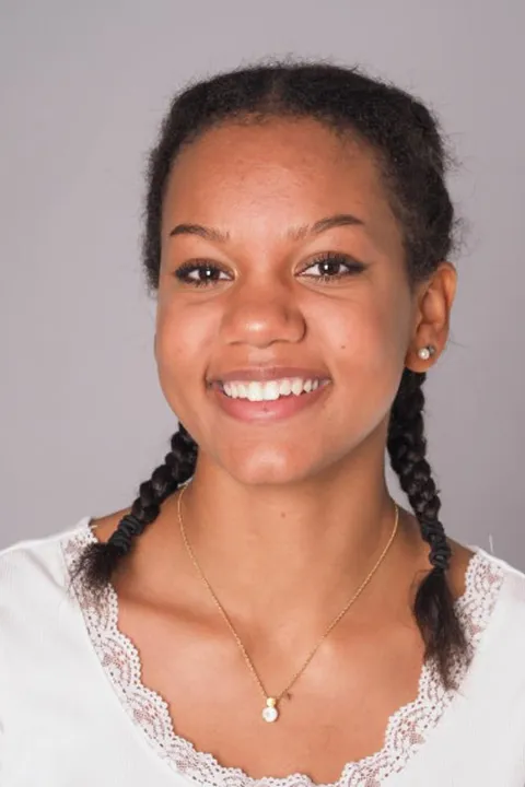 Olivia I. ist ein weibliches People Model mit braunen Augen und braunen Haaren aus Stuttgart
