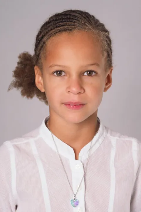 Amara I. ist ein weibliches People Model mit braun-grünen Augen und braunen Haaren aus Stuttgart