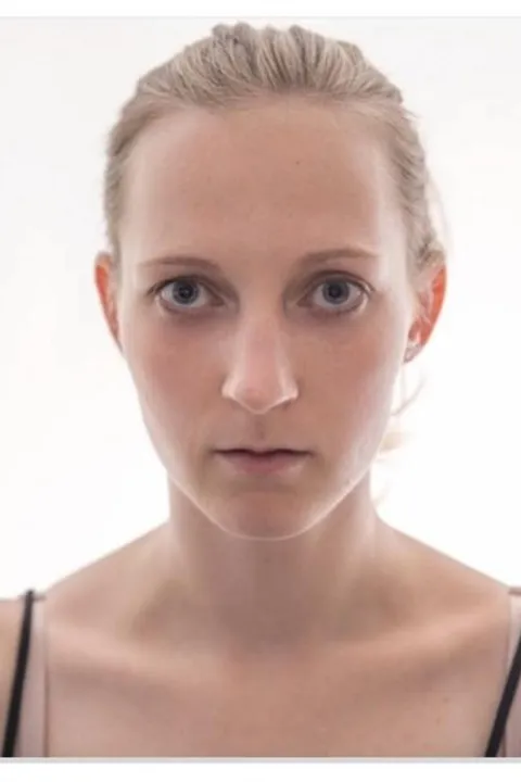 Melina B. ist ein weibliches People Model mit blauen Augen und blonden Haaren aus 