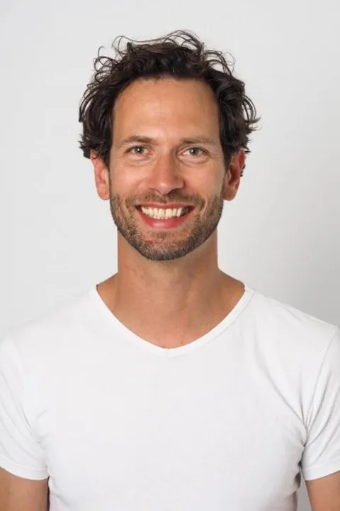 Gregor v. ist ein männliches Commercials Model mit grünen Augen und braunen Haaren aus Stuttgart