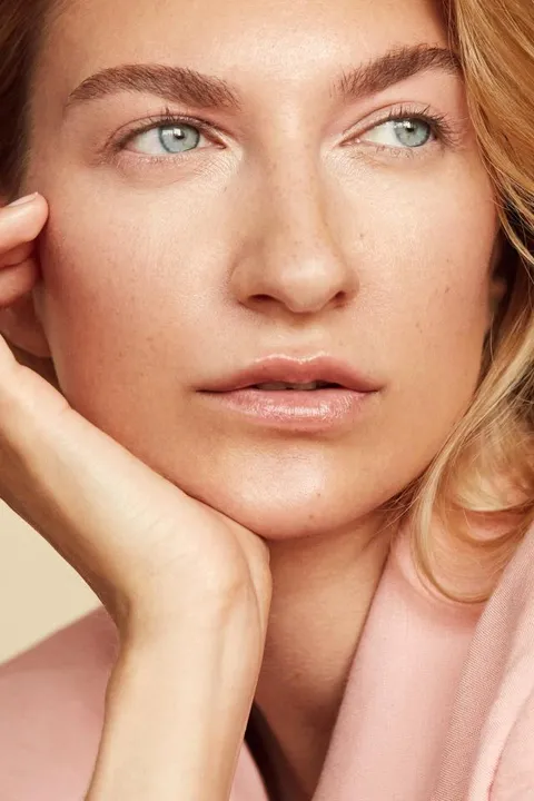 Evelyn  H. ist ein weibliches Fashion Model mit blauen Augen und blonden Haaren aus Düsseldorf