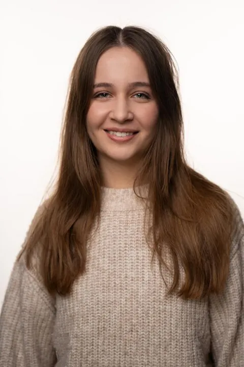 Lilian S. ist ein weibliches People Model mit grau-blauen Augen und hellbraunen Haaren aus Stuttgart