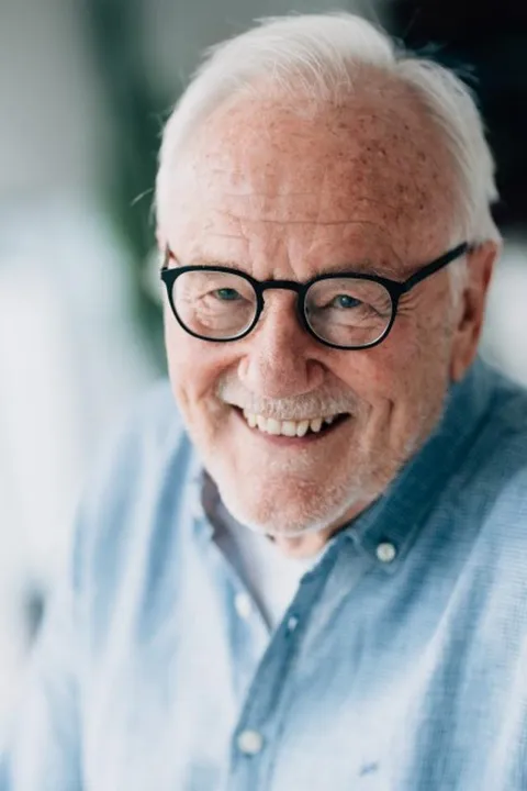 Reiner W. ist ein männliches Best Ager Model mit blau-grünen Augen und weißen Haaren aus Stuttgart