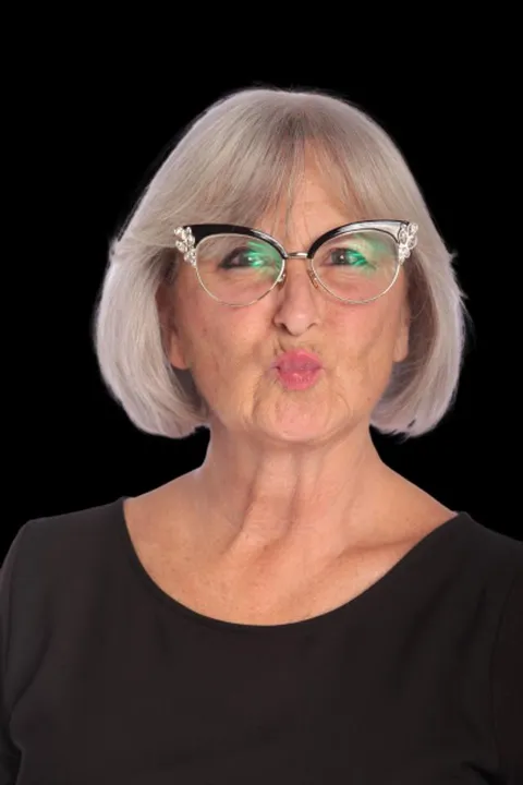Petra G. ist ein weibliches People Model mit grau-grünen Augen und grauen Haaren aus Stuttgart