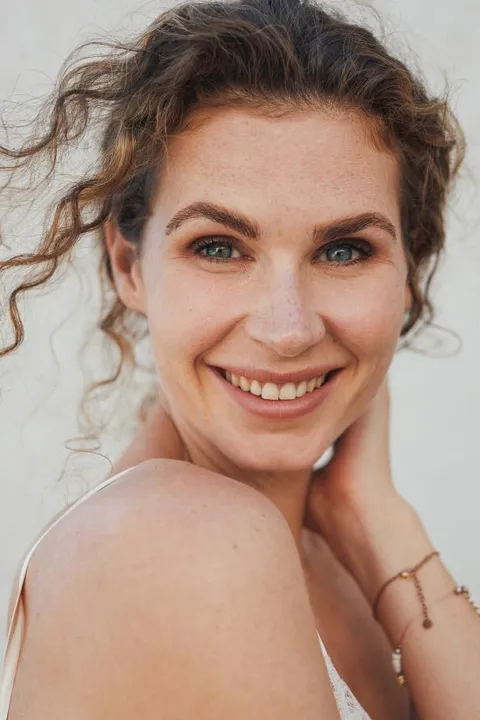 Astrid  M. ist ein weibliches Beauty Model mit grau-blauen Augen und hellbraunen Haaren aus Berlin