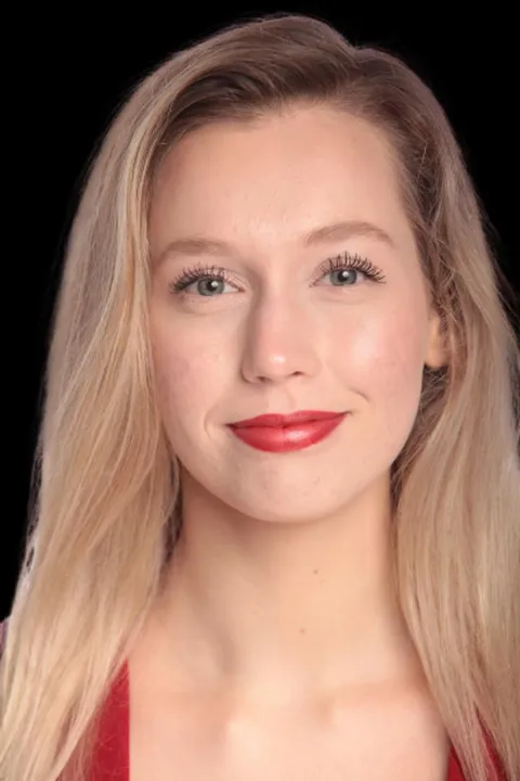 Ines H. ist ein weibliches People Model mit blau-grünen Augen und blonden Haaren aus Stuttgart