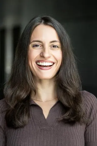 Klara O. ist ein weibliches Beauty Model mit braun-grünen Augen und braunen Haaren aus München