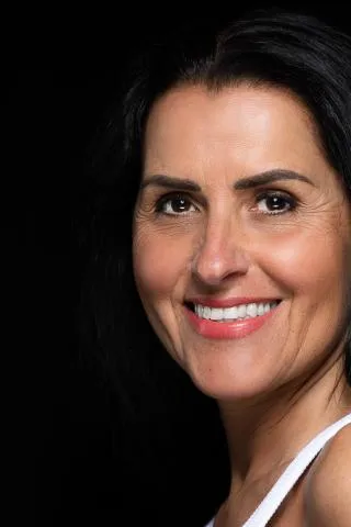 Anita G. ist ein weibliches People Model mit braunen Augen und dunkelbraunen Haaren aus Stuttgart