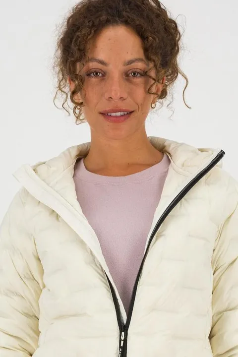 Jennifer D. ist ein weibliches Mainboard Model mit grün-braunen Augen und braunen Haaren aus Stuttgart
