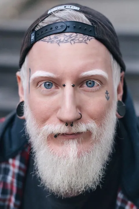Daniel G. ist ein männliches People Model mit blauen Augen und grauen Haaren aus Stuttgart