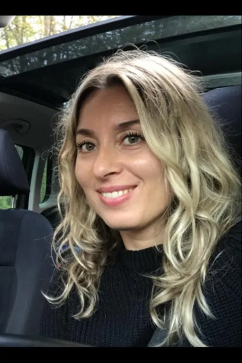 Pervin M. ist ein weibliches People Model mit grünen Augen und dunkelblonden Haaren aus Köln