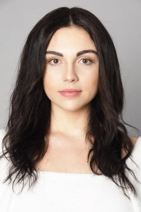 Athina R. ist ein weibliches People Model mit braun-grünen Augen und dunkelbraunen Haaren aus Stuttgart