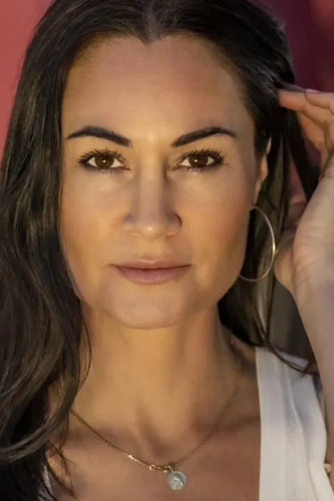 Sonja L. ist ein weibliches People Model mit braunen Augen und braunen Haaren aus Stuttgart