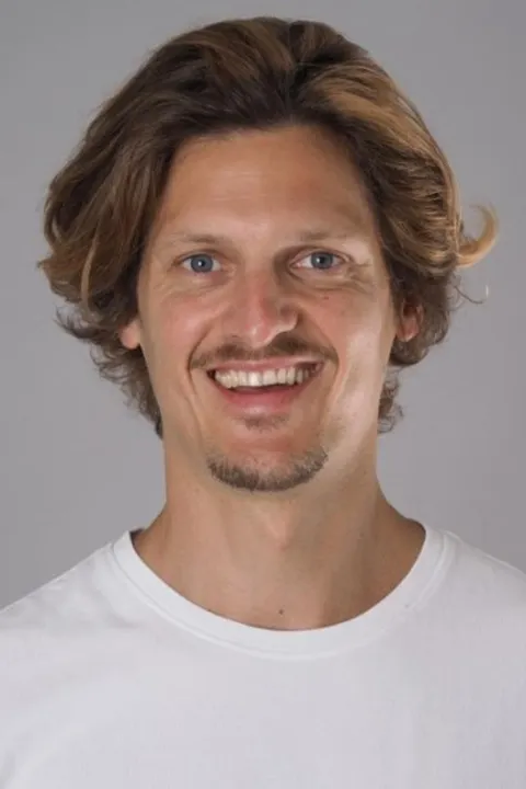 Johannes O. ist ein männliches Mainboard Model mit blauen Augen und dunkelblonden Haaren aus Stuttgart