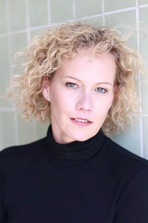Andra Maria B. ist ein weibliches People Model mit grün-braunen Augen und blonden Haaren aus Stuttgart