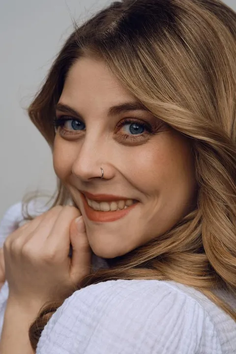 Joey Melina J. ist ein weibliches People Model mit blauen Augen und  blond en Haaren aus Stuttgart