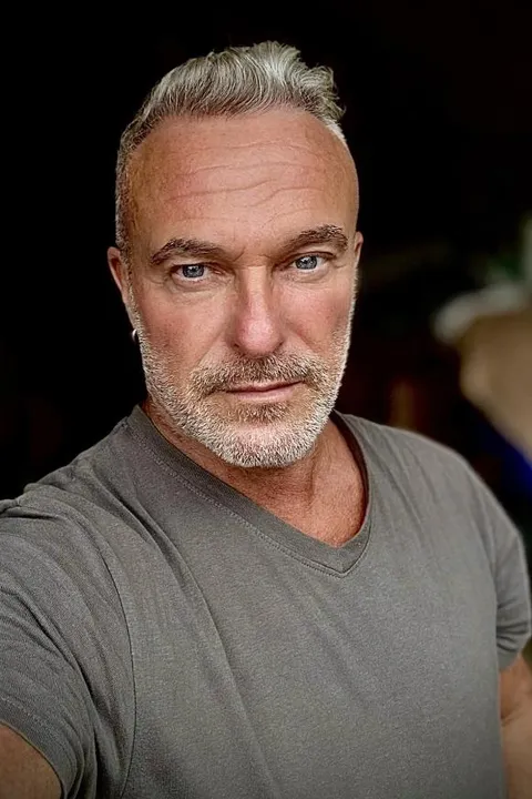 Branko L. ist ein männliches People Model mit blau-grauen Augen und gräulichen Haaren aus Stuttgart