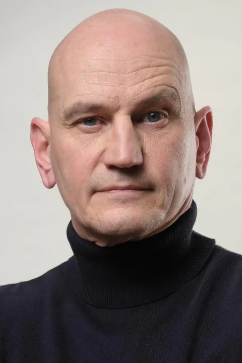 Olaf L. ist ein männliches People Model mit blau-grauen Augen und Glatzeen Haaren aus Stuttgart