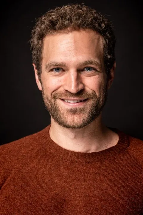 Benedikt M. ist ein männliches Mainboard Model mit blauen Augen und dunkelblonden Haaren aus Berlin
