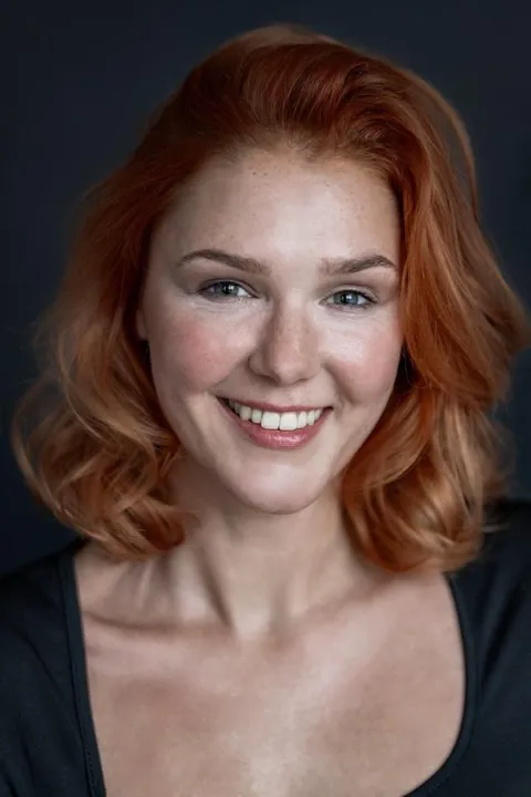 Viktoria B. ist ein weibliches Mainboard Model mit grau-grünen Augen und roten Haaren aus Frankfurt