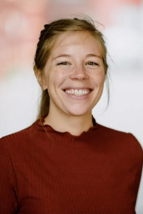 Miriam P. ist ein weibliches Mainboard Model mit grün-braunen Augen und dunkelblonden Haaren aus Köln