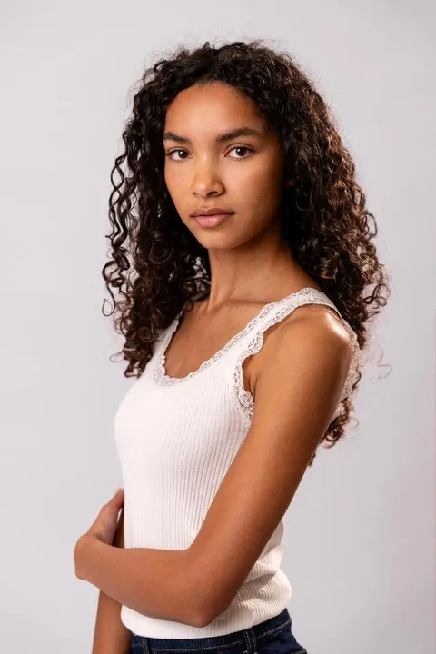 Shamila Jayda  A. ist ein weibliches People Model mit braunen Augen und dunkelbraunen Haaren aus Stuttgart