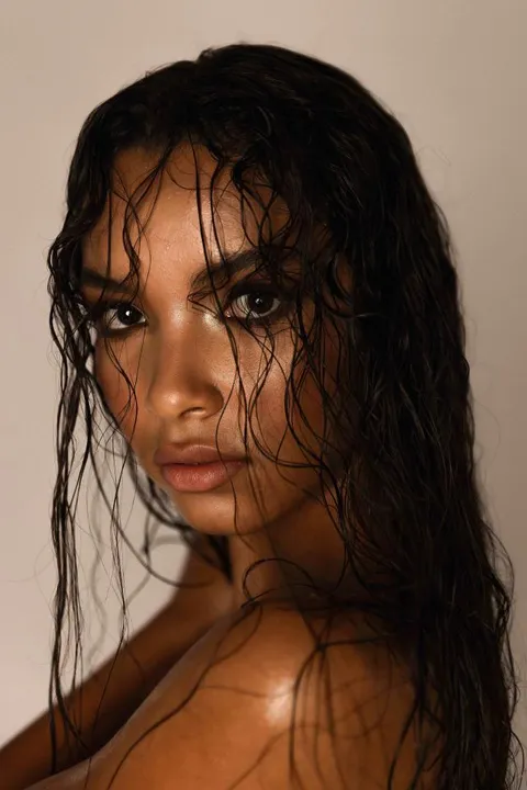 15. Bild von Shamila Jayda  S. aus seiner Sedcard