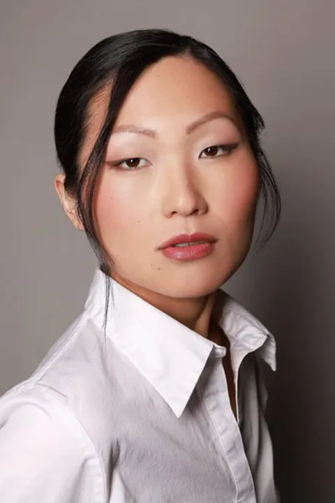 Yijun W. ist ein weibliches People of Color Model mit braunen Augen und schwarzen Haaren aus Stuttgart