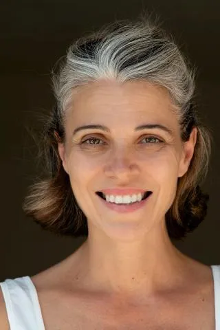 Maria M. ist ein weibliches Commercials Model mit braunen Augen und silbergrauen Haaren aus Stuttgart