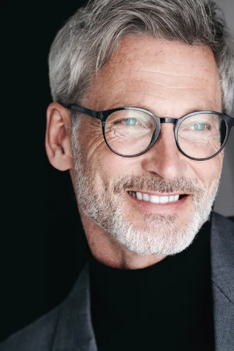 Dirk W. ist ein männliches Commercials Model mit blauen Augen und  gräulich en Haaren aus Frankfurt