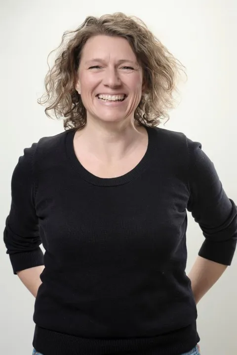 Stephanie U. ist ein weibliches People Model mit grün-blauen Augen und dunkelblonden Haaren aus Stuttgart