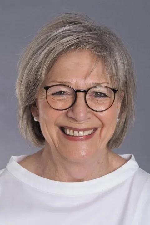 Heidrun W. ist ein weibliches People Model mit grünen Augen und gräulichen Haaren aus 