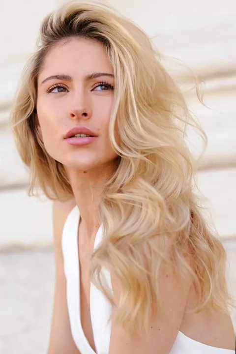 Jennifer L. ist ein weibliches Fashion Model mit braun-grünen Augen und blonden Haaren aus München