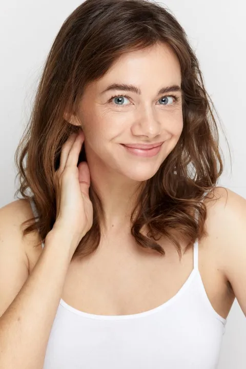 Eva Luca K. ist ein weibliches Commercials Model mit blauen Augen und braunen Haaren aus Köln