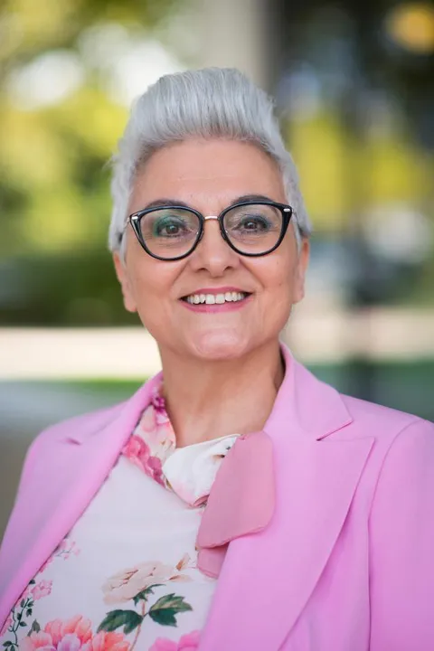 Diana W. ist ein weibliches Best Ager Model mit braunen Augen und weißen Haaren aus Stuttgart