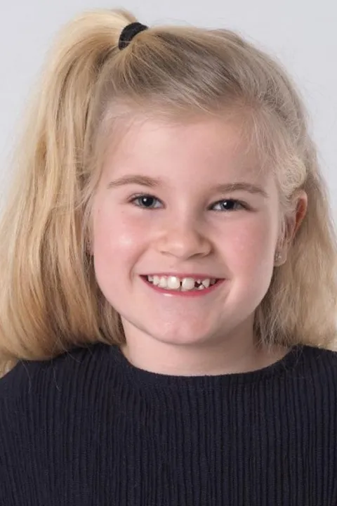 Amilia K. ist ein weibliches People Model mit blau-grauen Augen und blonden Haaren aus Stuttgart