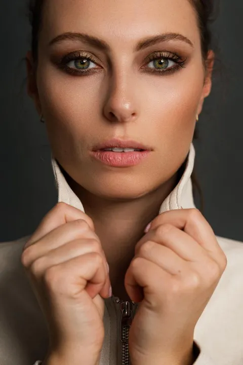 Nathalie  K. ist ein weibliches Beauty Model mit blau-grauen Augen und hellbraunen Haaren aus München